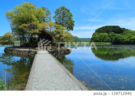 ◇須濱神社 ／ 兵庫県姫路市林田エリア・西池（別名「鴨池」） 139712040
