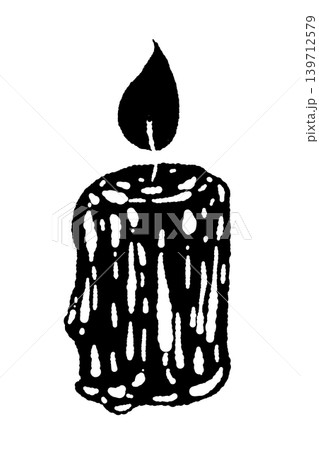 太く溶けかけた短い蝋燭と炎のモノクロ手描きイラスト単体 139712579