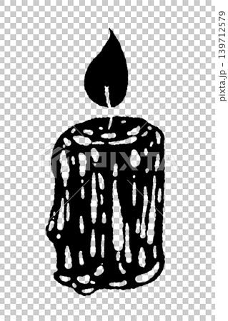 太く溶けかけた短い蝋燭と炎のモノクロ手描きイラスト単体 139712579