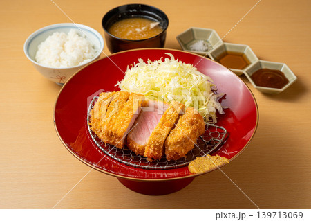ロースカツ ジューシーな豚ロース肉の定番とんかつ料理 139713069
