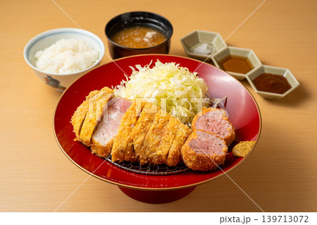 ロースカツとヒレカツの盛り合わせ定食セット 139713072