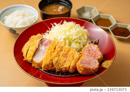 ロースカツとヒレカツの盛り合わせ定食セット ロースカツとヒレカツの盛り合わせ定食セット 139713073