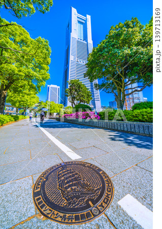 日本の横浜都市景観新風景。「日本丸」交差点前の歩道から横浜ランドマークタワーなどを望む=5月17日 日本の横浜都市景観新風景。「日本丸」交差点前の歩道から横浜ランドマークタワーなどを望む=5月17日 139713169
