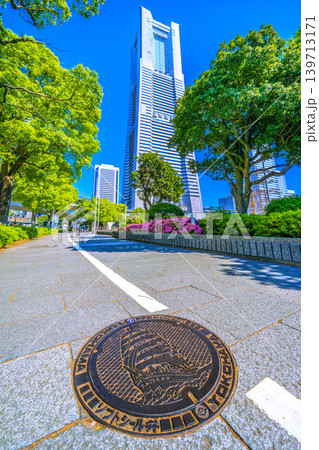 日本の横浜都市景観新風景。「日本丸」交差点前の歩道から横浜ランドマークタワーなどを望む＝5月17日 139713171