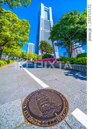 日本の横浜都市景観新風景。「日本丸」交差点前の歩道から横浜ランドマークタワーなどを望む＝5月17日 139713172