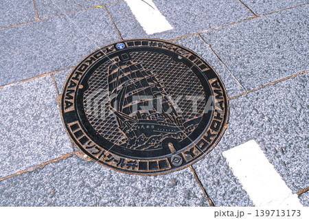 日本の横浜都市景観「日本丸」交差点前の歩道のマンホールなどを望む＝5月17日 139713173