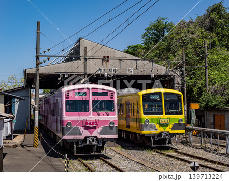 流山検車区に留置された流鉄5000形「さくら」と「なの花」 流山検車区に留置された流鉄5000形「さくら」と「なの花」 139713224