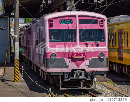 流山検車区に留置された流鉄5000形「さくら」号 流山検車区に留置された流鉄5000形「さくら」号 139713226
