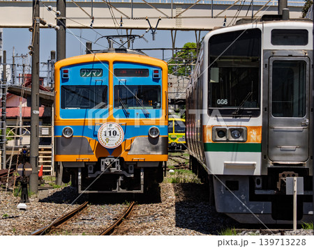 流山駅へ向かう流鉄5000形と留置中の211系車両 流山駅へ向かう流鉄5000形と留置中の211系車両 139713228