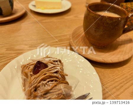 モンブランとカフェオレ モンブランとカフェオレ 139713416