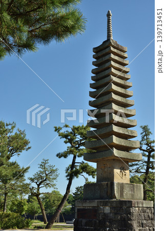 松に囲まれる浮島十三重石塔(京都府宇治市) 松に囲まれる浮島十三重石塔(京都府宇治市) 139713451