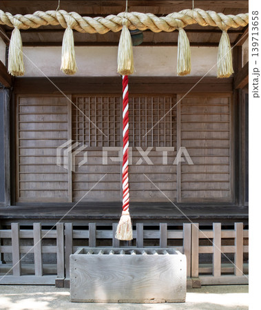 神社のしめ縄と鈴緒 神社のしめ縄と鈴緒 139713658