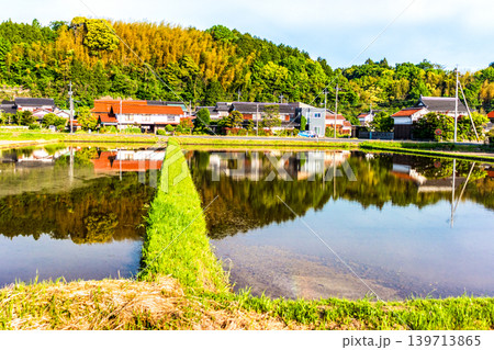 水を張った田植え前の水田に映り込んだ田舎の風景 139713865
