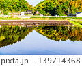 水を張った田植えの前の水田に映り込んだ田舎の風景 139714368