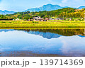 水を張った田植えの前の水田に映り込んだ田舎の風景 139714369