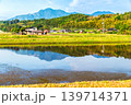 水を張った田植えの前の水田に映り込んだ田舎の風景 139714371