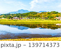水を張った田植えの前の水田に映り込んだ田舎の風景 139714373