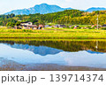 水を張った田植えの前の水田に映り込んだ田舎の風景 139714374