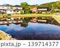 水を張った田植えの前の水田に映り込んだ田舎の風景 139714377