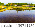 田植えの後の水田に映り込んだ田舎の風景 139714389