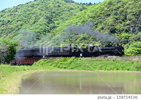 SLやまぐち号 JR山口線 五月晴れ 長門峡駅を出発 SLやまぐち号 JR山口線 五月晴れ 長門峡駅を出発 139714530