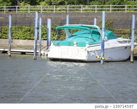 川に浮かぶボート 139714597
