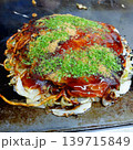 鉄板で焼いてるお好み焼き 139715849