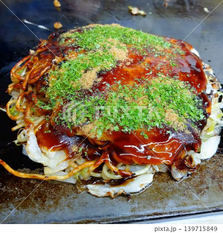 鉄板で焼いてるお好み焼き 鉄板で焼いてるお好み焼き 139715849