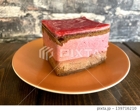 木苺ムースケーキ フランボワーズゼリーがけ 断面 木苺ムースケーキ フランボワーズゼリーがけ 断面 139716210