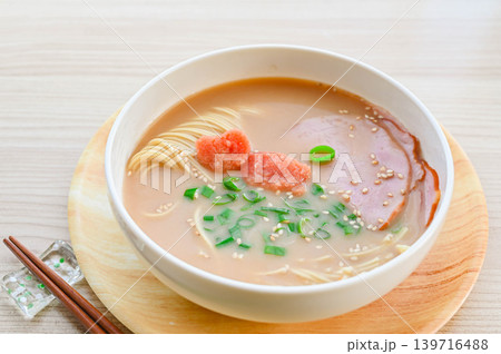 タラコをのせた醤油とんこつ風ラーメン タラコをのせた醤油とんこつ風ラーメン 139716488