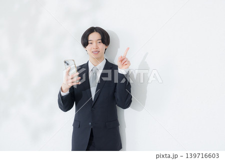 スマホを使うビジネスマン スマホを使うビジネスマン 139716603