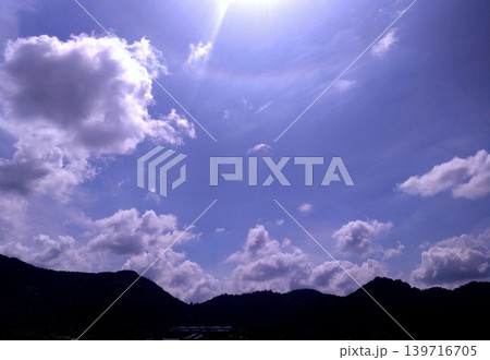 夏空に浮かぶ白雲と山並みのダイナミック風景 139716705