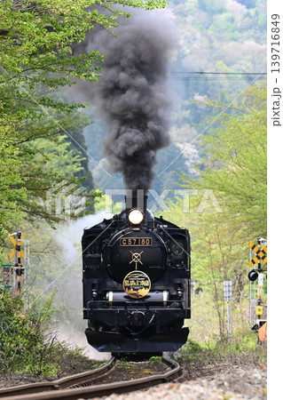 磐越西線 新緑 葉桜の頃 咲花駅を発進する SLばんえつ物語号 磐越西線 新緑 葉桜の頃 咲花駅を発進する SLばんえつ物語号 139716849