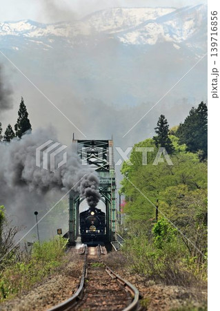 磐越西線　雪山を背に　阿賀野川を渡る　SLばんえつ物語号 139716856