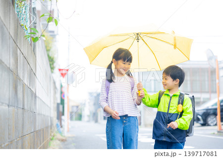 傘をさす小学生 傘をさす小学生 139717081
