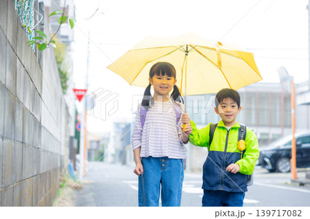 傘をさす小学生 傘をさす小学生 139717082