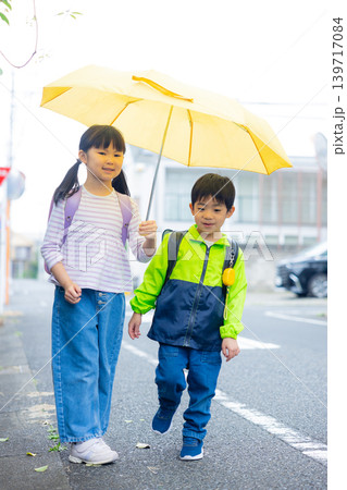 傘をさす小学生 傘をさす小学生 139717084