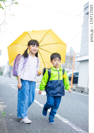 傘をさす小学生 傘をさす小学生 139717085