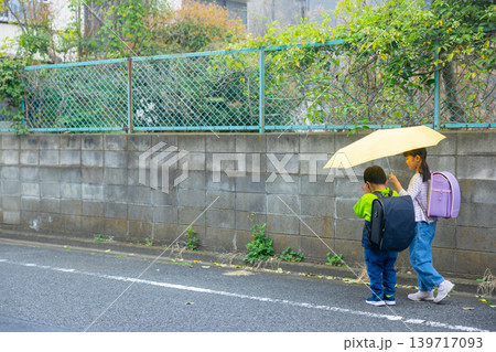 傘をさす小学生 傘をさす小学生 139717093