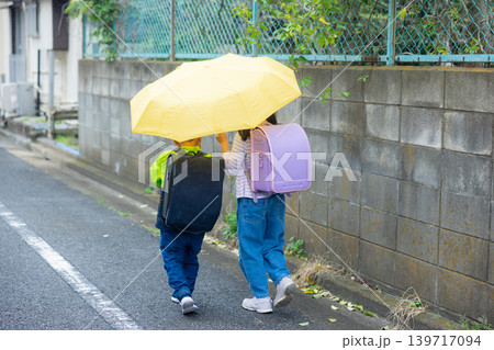 傘をさす小学生 傘をさす小学生 139717094