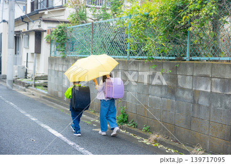 傘をさす小学生  139717095
