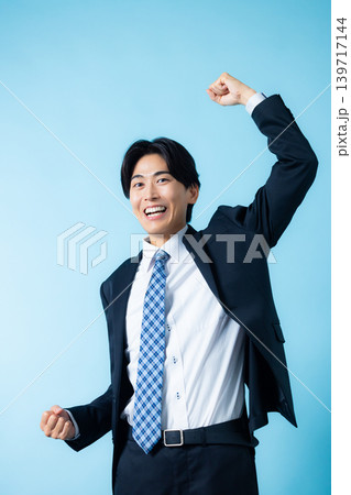 ガッツポーズをするビジネスマン 139717144