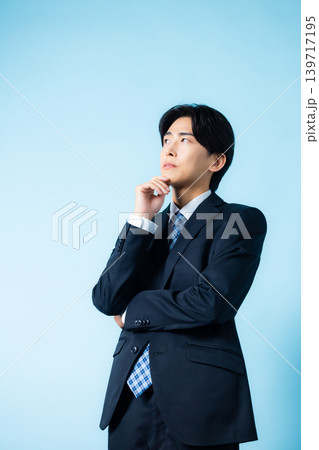 考える男性 考える男性 139717195
