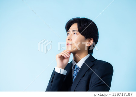 考える男性 考える男性 139717197