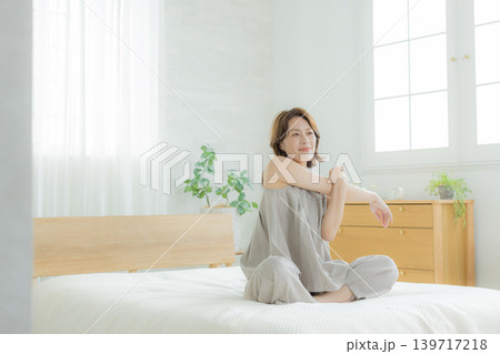 ベッドに座る女性　 139717218