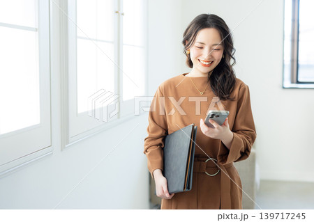 スマホを持つビジネスウーマン スマホを持つビジネスウーマン 139717245