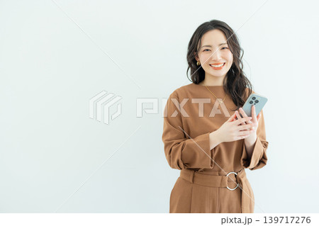 スマホを持つビジネスウーマン 139717276