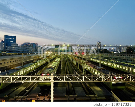夕暮れのOIMACHI TRACKS_大井町トラックス_JR山手線の車両基地 139717325