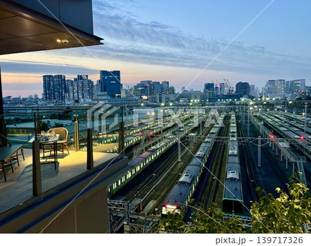 夕暮れのOIMACHI TRACKS_大井町トラックス_JR山手線の車両基地 139717326