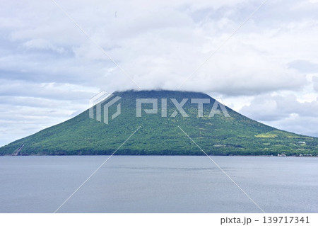 薩摩半島のシンボル的な円錐形の山 薩摩半島のシンボル的な円錐形の山 139717341